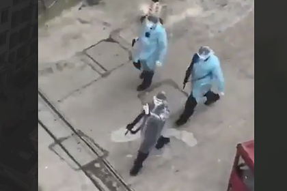На улицы Уханя вышли вооруженные патрули в медицинских халатах На улицы Уханя вышли вооруженные патрули в медицинских халатах