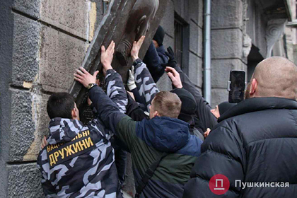 В Одессе сорвали и топтали ногами последний барельеф Жукову В Одессе сорвали и топтали ногами последний барельеф Жукову