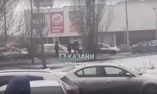 Соцсети: в Казани мужчины затеяли драку на улице из-за тюльпанов Соцсети: в Казани мужчины затеяли драку на улице из-за тюльпанов