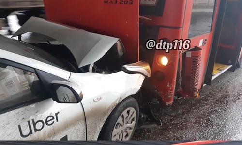 В Казани автомобиль такси врезался в автобус В Казани автомобиль такси врезался в автобус