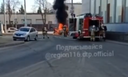 В Казани на дороге полыхал автомобиль с ГБО В Казани на дороге полыхал автомобиль с ГБО