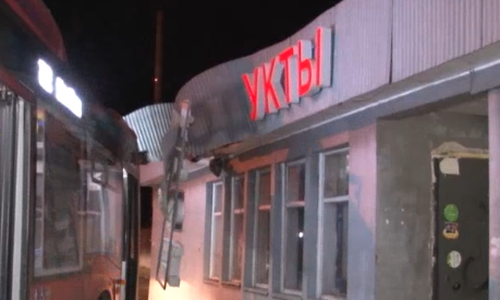 В Казани водитель автобуса снес вывеску магазина В Казани водитель автобуса снес вывеску магазина