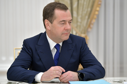 Медведев связал поправки в Конституцию с укреплением суверенитета России Медведев связал поправки в Конституцию с укреплением суверенитета России