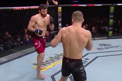 Российский боец UFC одержал спорную победу и послал американских фанатов