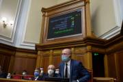В госбюджет внесены изменения: каким будет курс доллара, сколько выплатят матпомощи