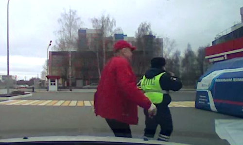 Полицейские Казани помогли мужчине, который боялся не доехать до больницы после ранения «болгаркой» Полицейские Казани помогли мужчине, который боялся не доехать до больницы после ранения «болгаркой»