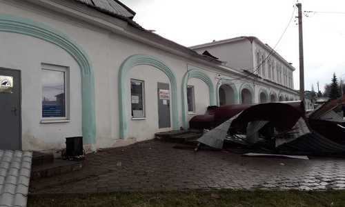 В Татарстане штормовым ветром сорвало крышу здания В Татарстане штормовым ветром сорвало крышу здания