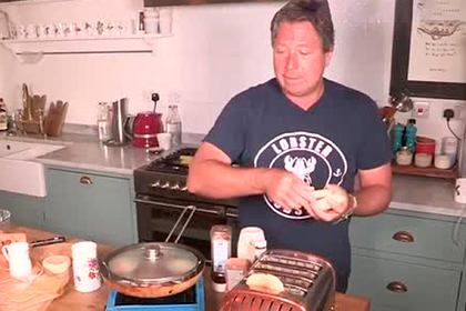 Шеф-повар едва не сжег кухню во время прямого эфира Шеф-повар едва не сжег кухню во время прямого эфира