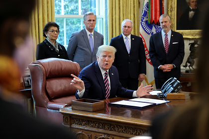 Стало известно о нескольких предупреждениях о коронавирусе Трампу
