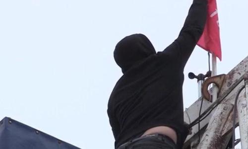 В Казани на башенных кранах появились красные знамёна В Казани на башенных кранах появились красные знамёна
