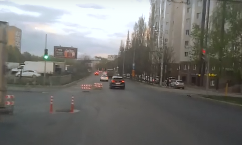 В Казани на Болотникова дорожники устроили водителям упражнение «змейка» В Казани на Болотникова дорожники устроили водителям упражнение «змейка»
