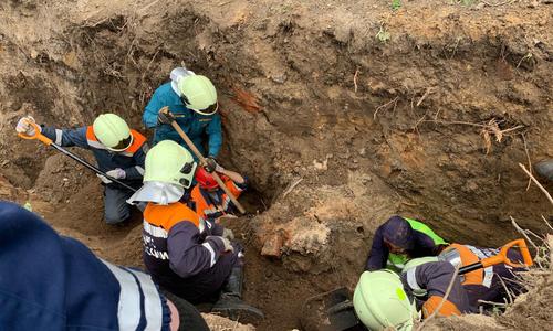 В Казани двоих мужчин завалило землей на трехметровой глубине В Казани двоих мужчин завалило землей на трехметровой глубине