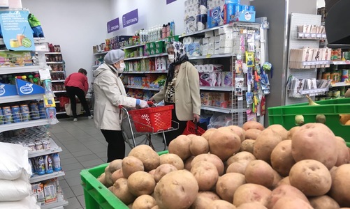 Спящие на лавочках и молодые мамы без масок: как живет Казань после отмены режима самоизоляции Спящие на лавочках и молодые мамы без масок: как живет Казань после отмены режима самоизоляции