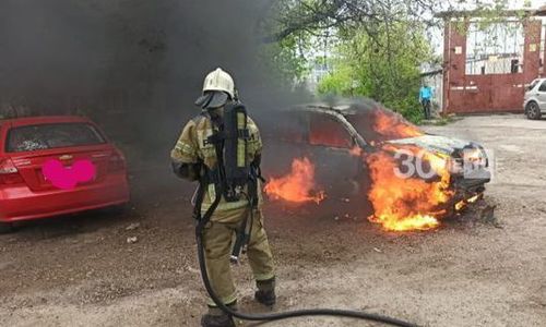 В одном из дворов Казани машина сгорела дотла В одном из дворов Казани машина сгорела дотла