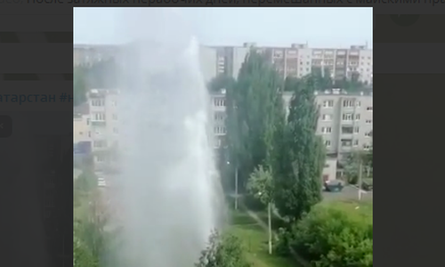 «Гейзер на 12 этажей»: в Казани на Айдарова прорвало трубу, это попало на видео «Гейзер на 12 этажей»: в Казани на Айдарова прорвало трубу, это попало на видео