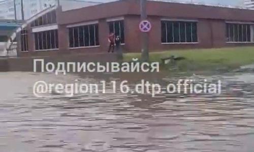 Из-за ливня на Проспекте Победы затопило дорогу и образовалась пробка