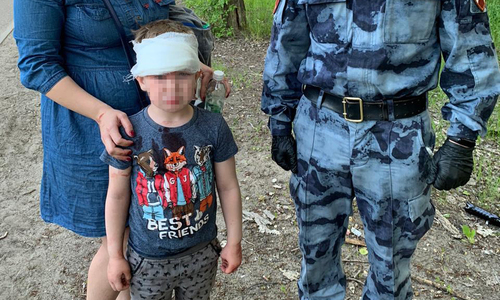 В Казани росгвардейцы оказали первую помощь ребенку с разбитой головой В Казани росгвардейцы оказали первую помощь ребенку с разбитой головой