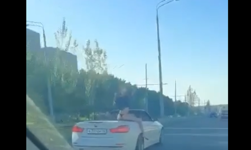 В Казани засняли девушку, которая полуголой каталась верхом на кабриолете