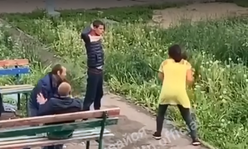 В казанском дворе женщина с ломом разнимала дерущихся мужчин В казанском дворе женщина с ломом разнимала дерущихся мужчин