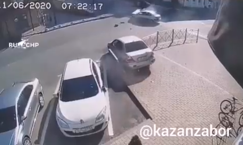 В Казани во время ДТП в припаркованную машину отлетел кусок забора В Казани во время ДТП в припаркованную машину отлетел кусок забора