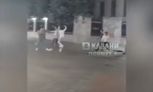 В Казани на улице Баумана молодые парни устроили массовую драку В Казани на улице Баумана молодые парни устроили массовую драку