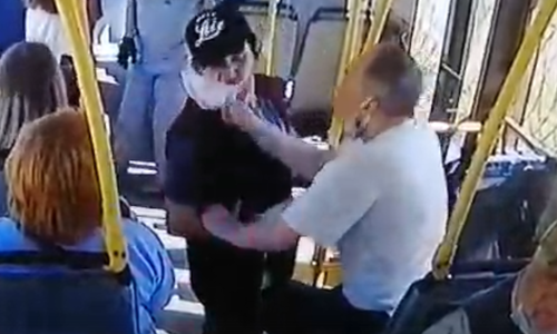 В Казани дебошир ударил кондуктора в челюсть и порвал ему майку за просьбу надеть перчатки и маску В Казани дебошир ударил кондуктора в челюсть и порвал ему майку за просьбу надеть перчатки и маску