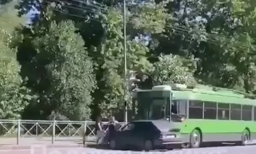 В Казани троллейбус протаранил легковушку В Казани троллейбус протаранил легковушку