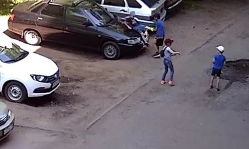 «Куда смотрят родители:»: в Казани засняли детей, прыгающих на капоте машины «Куда смотрят родители:»: в Казани засняли детей, прыгающих на капоте машины