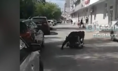 «Обошлось шоком»: в Казани мужчина бросил в окно службы судебных приставов кирпич. Его задержали