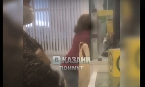 В Казани девушка из-за одной таблетки накинулась на аптекаря и устроила погром В Казани девушка из-за одной таблетки накинулась на аптекаря и устроила погром