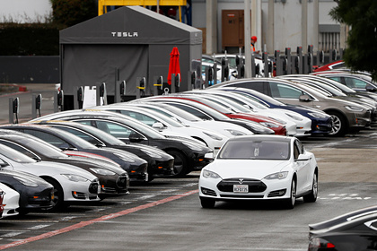 Tesla решила сэкономить на премиях сотрудникам из-за пандемии Tesla решила сэкономить на премиях сотрудникам из-за пандемии