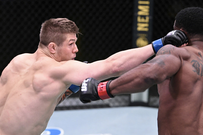 Итальянский боец UFC «задушил» соперника