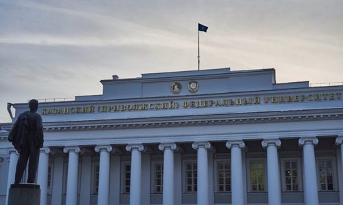 В Казани на студентов, изрисовавших лавочку в сквере у КФУ, завели уголовное дело