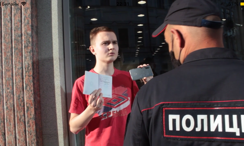 Под аплодисменты: на Баумана парня, вышедшего с пикетом против Путина, задержала полиция
