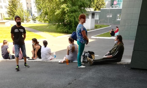 «Будем рожать прямо на ступенях»: в Казани в жару беременные часами ждут очереди на плановые роды «Будем рожать прямо на ступенях»: в Казани в жару беременные часами ждут очереди на плановые роды