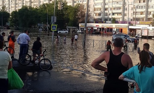 «Зато не надо на море ехать»: в Казани на улице Фучика произошел грандиозный потоп