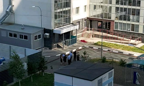 В Казани женщина выпала из окна многоэтажки и погибла на месте В Казани женщина выпала из окна многоэтажки и погибла на месте