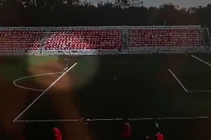 Появилось видео с попаданием молнии в 16-летнего российского футболиста Появилось видео с попаданием молнии в 16-летнего российского футболиста