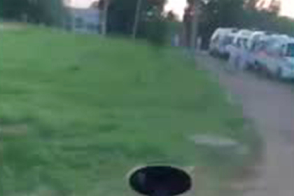 Очередь из скорых с больными COVID-19 в российском городе сняли на видео Очередь из скорых с больными COVID-19 в российском городе сняли на видео