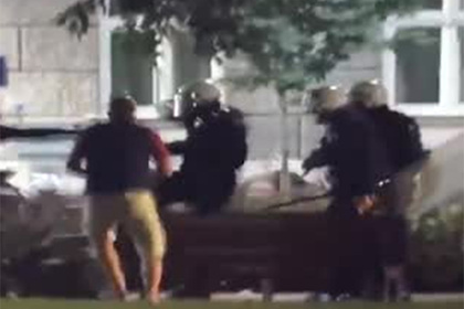 Побитые полицией сербы вернулись на лавочку допить пиво и попали на видео Побитые полицией сербы вернулись на лавочку допить пиво и попали на видео