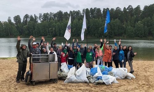 В Казани во время субботника со дна Глубокого озера достали целый торговый ларек В Казани во время субботника со дна Глубокого озера достали целый торговый ларек
