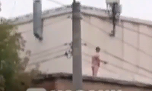 Соцсети: в Казани обнаженный мужчина бесцельно прогуливался по крыше дома Соцсети: в Казани обнаженный мужчина бесцельно прогуливался по крыше дома