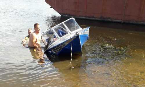 В Татарстане госинспектор спас рыбака, лодка которого перевернулась посреди реки В Татарстане госинспектор спас рыбака, лодка которого перевернулась посреди реки