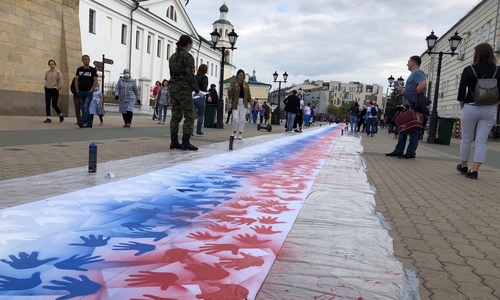 Казанцы раскрасили в честь Дня государственного флага 100-метровое полотно