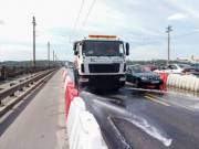 В Киеве ради чистого воздуха круглосуточно моют улицы