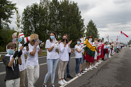 Жители Литвы встали в 35-километровую цепь в поддержку белорусской оппозиции Жители Литвы встали в 35-километровую цепь в поддержку белорусской оппозиции