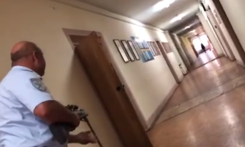 Прокуратура Татарстана проверяет видео, на котором полицейский в Казани якобы стреляет в подчиненных Прокуратура Татарстана проверяет видео, на котором полицейский в Казани якобы стреляет в подчиненных