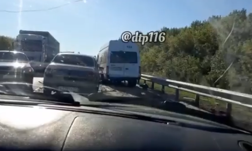 Под Казанью легковушка врезалась в пассажирский автобус. Пострадали шесть человек Под Казанью легковушка врезалась в пассажирский автобус. Пострадали шесть человек