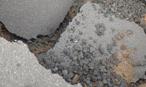 В Казани на Чистопольской образовалась огромная яма на дороге В Казани на Чистопольской образовалась огромная яма на дороге