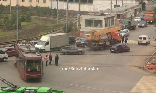 В Приволжском районе Казани столкнулись автокран и трамвай В Приволжском районе Казани столкнулись автокран и трамвай